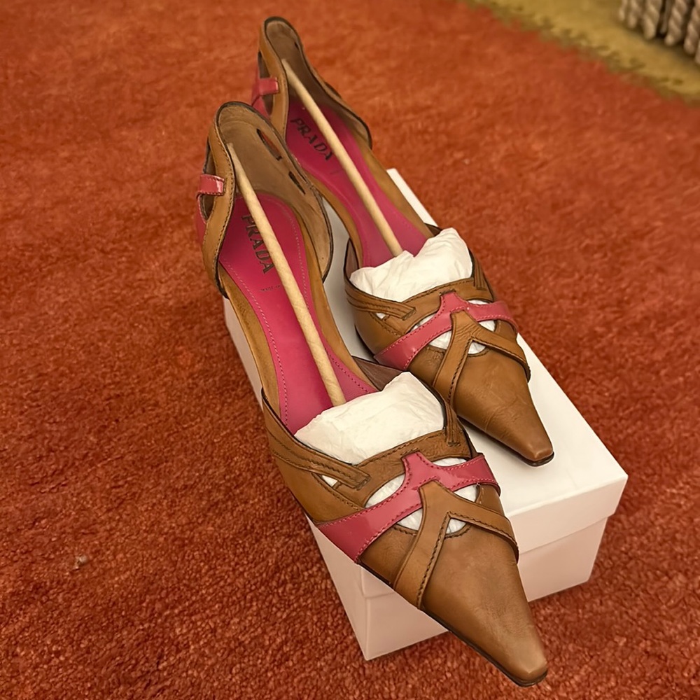 NEVER WORN VINTAGE PRADA LEATHER KITTEN HEELS